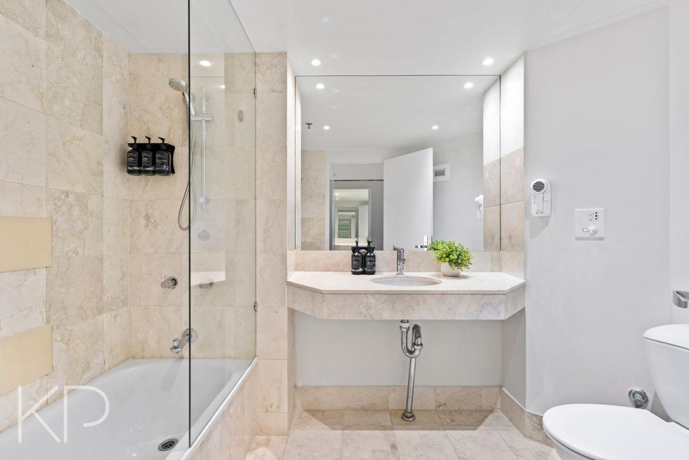 Hotel Apartments On 22 View Avenue, Surfers Paradise โกลด์โคสต์ ภายนอก รูปภาพ